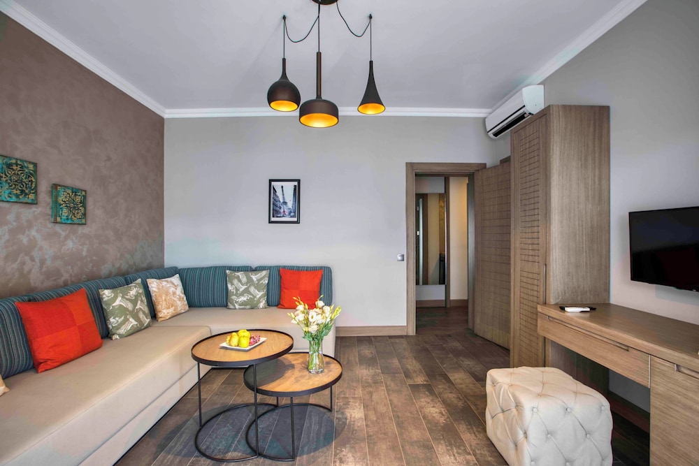 Deluxe Suite with Sea View photo 3