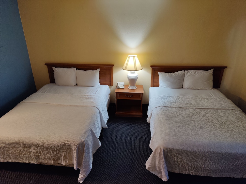 Standard Room, 2 Queen Beds, Smoking photo 3