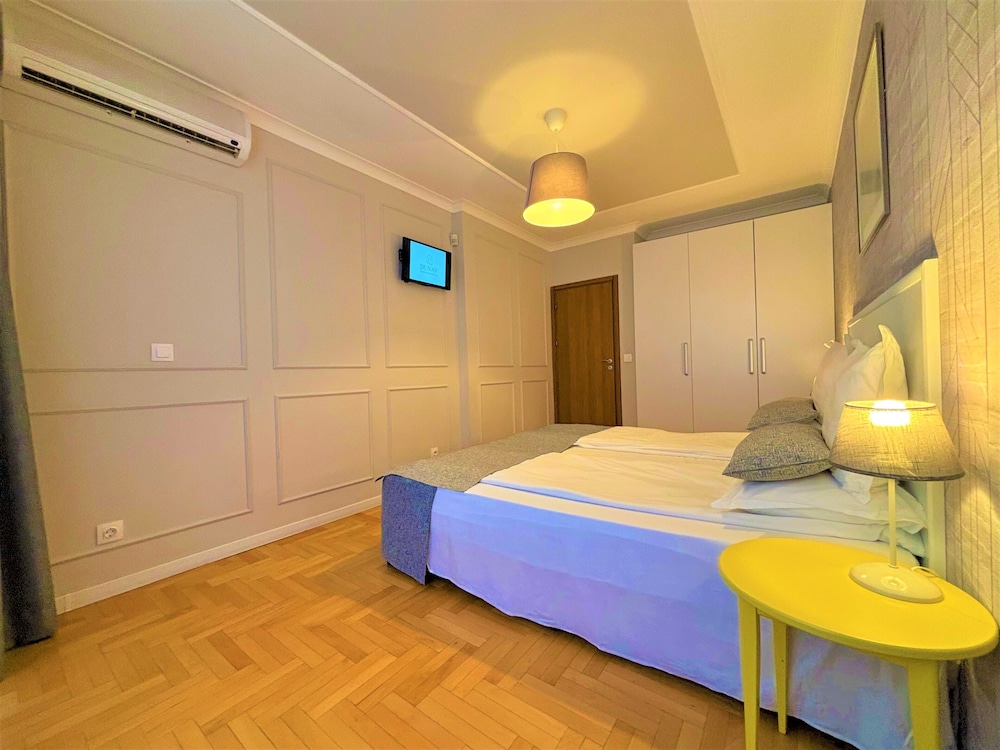 Superior One-Bedroom Apartment - Photo 2
