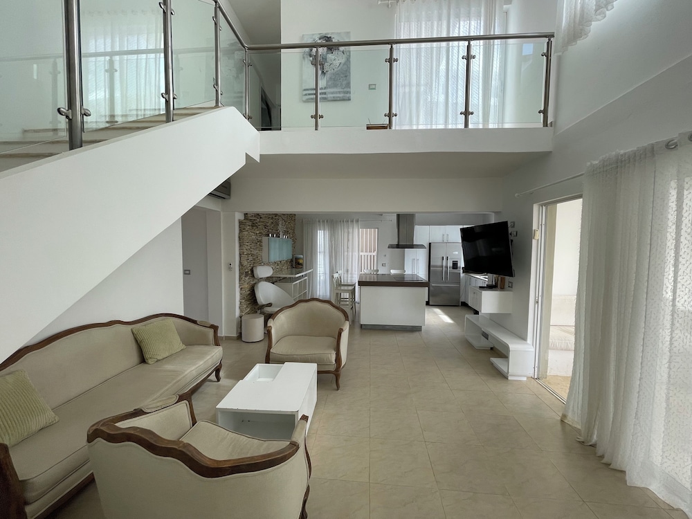 Luxury Penthouse, Pool View, Poolside