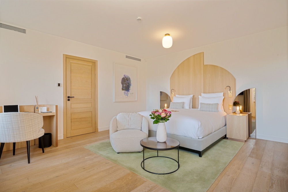 Deluxe Room - Photo 9