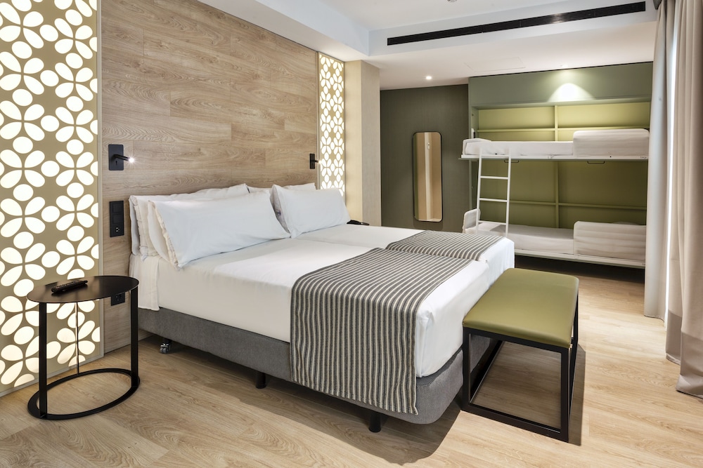 Premium Quadruple Room (2 Adults + 2 Children) - Photo 3