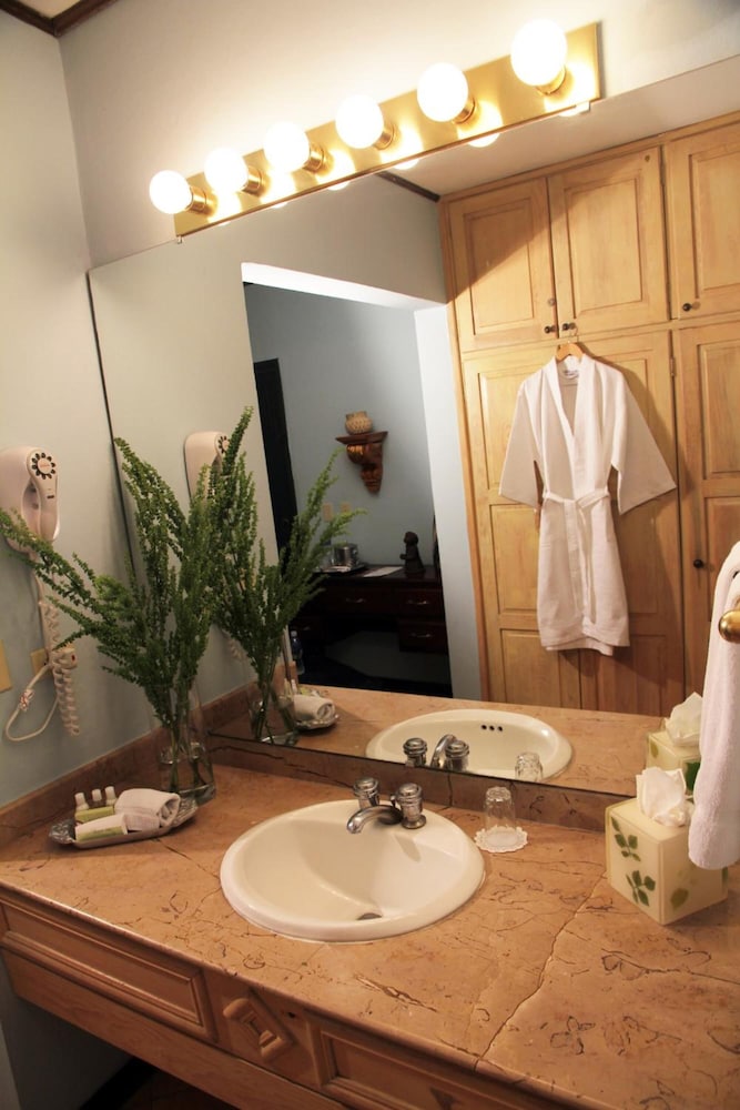 Deluxe Double Room, 2 Queen Beds, City View photo 2