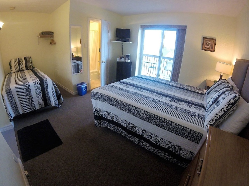 Standard Room, 1 Queen Bed, Lake View photo 1