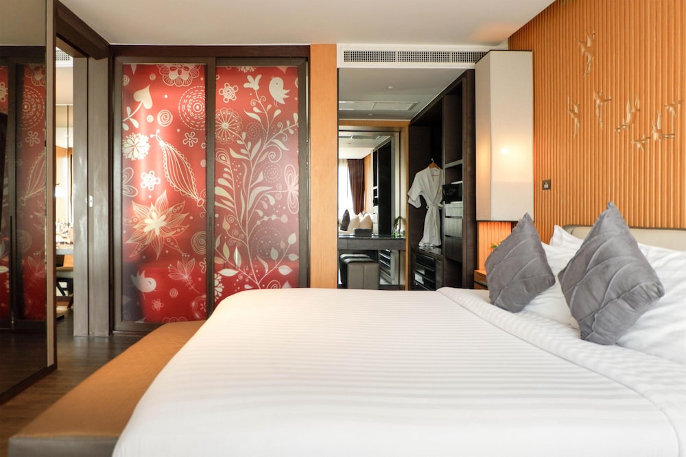 Deluxe Suite, 1 King Bed, Non Smoking, Balcony photo 2