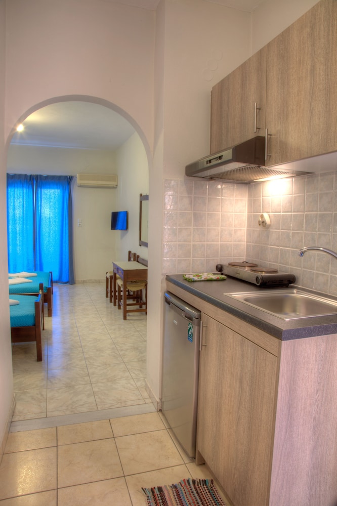 Basic Studio, 3 Twin Beds, Kitchen photo 1