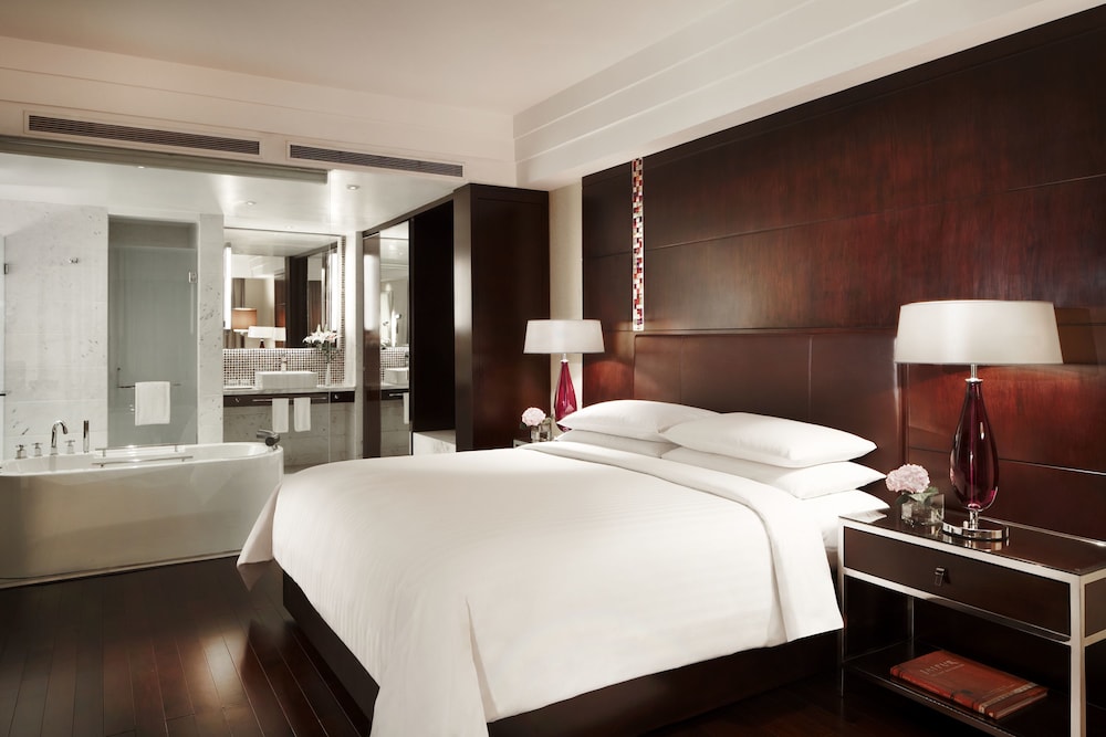 Club Suite, 1 King Bed - Photo 3