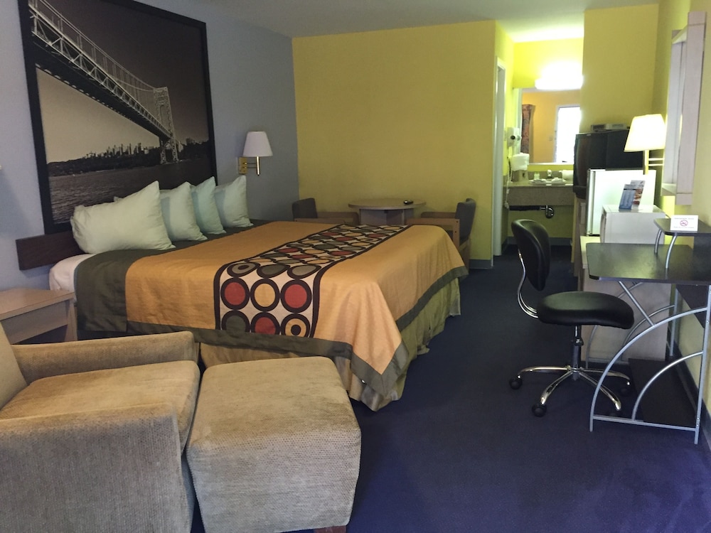 No Pets Allowed, Basic Room, 1 Queen Bed, Smoking photo 1