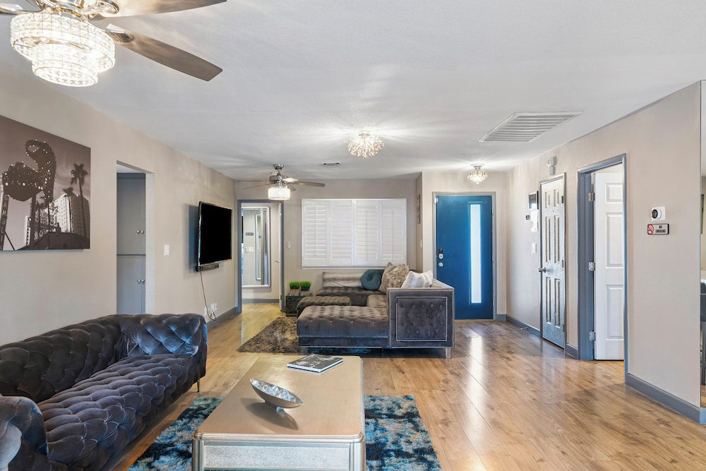 Highly Upgraded 4bd2bath Home With Private Pool, Billede 16