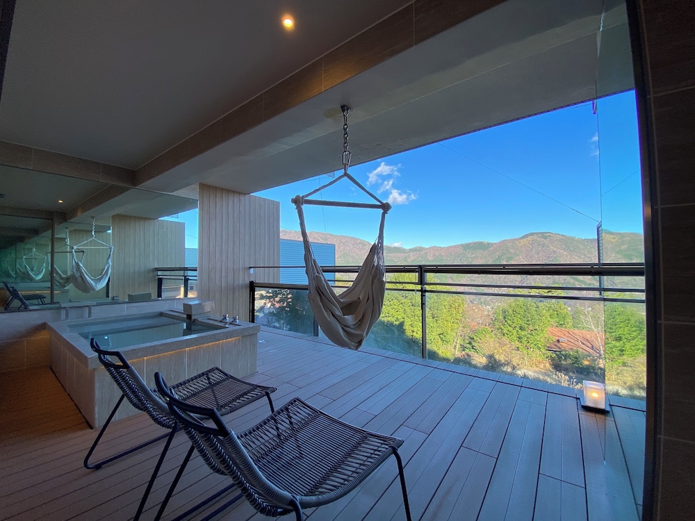 Classic Suite, Non Smoking, Mountain View thumbnail 5