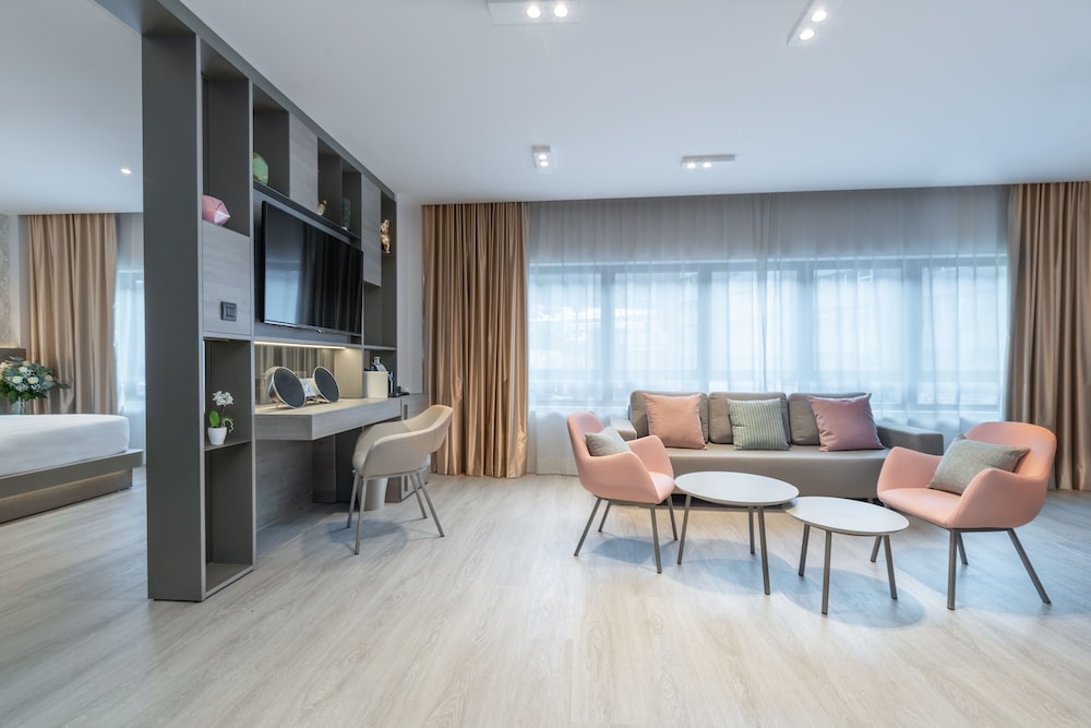Deluxe Triple Room (3 adults)