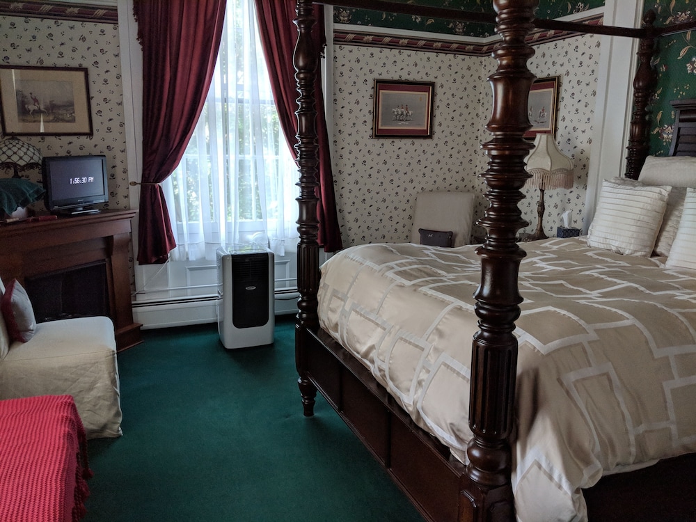 Premium Room, 1 Queen Bed, Fireplace, Garden View (Wadsworth) photo 1