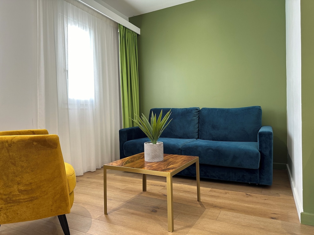 Family Room, 1 Queen Bed with Sofa bed, Balcony, Ocean View - Photo 5