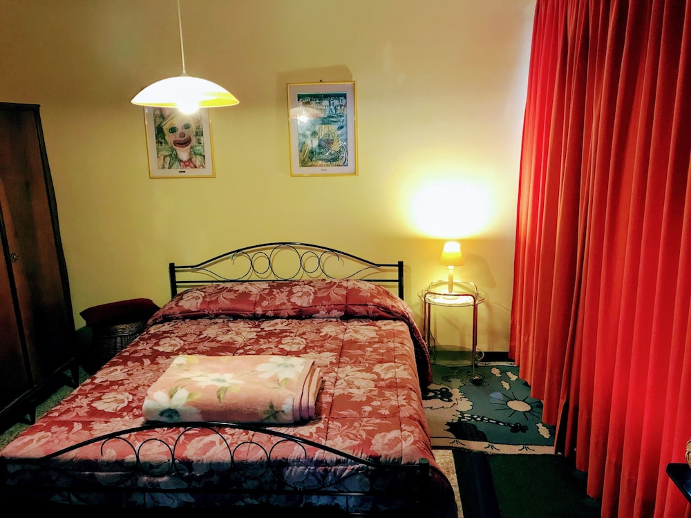 Business Studio, 1 Bedroom, Fireplace, Courtyard View photo 2