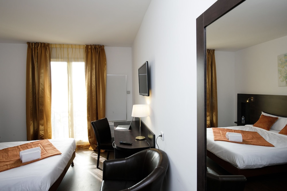 Double Room, 1 Queen Bed photo 1