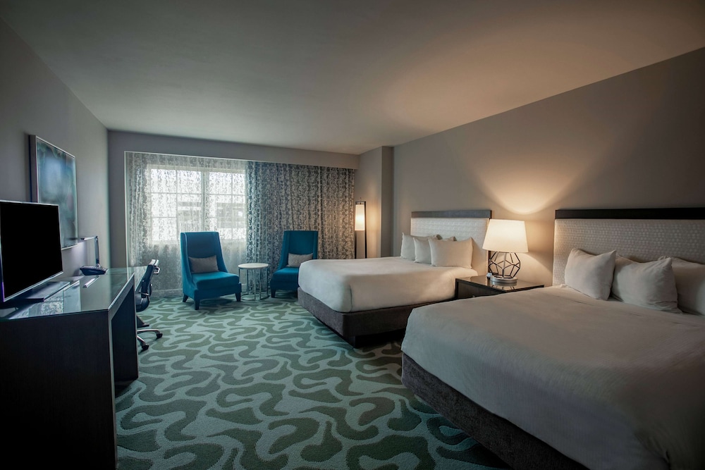 Deluxe Room, 2 Double Beds, Non Smoking (Plaza View)