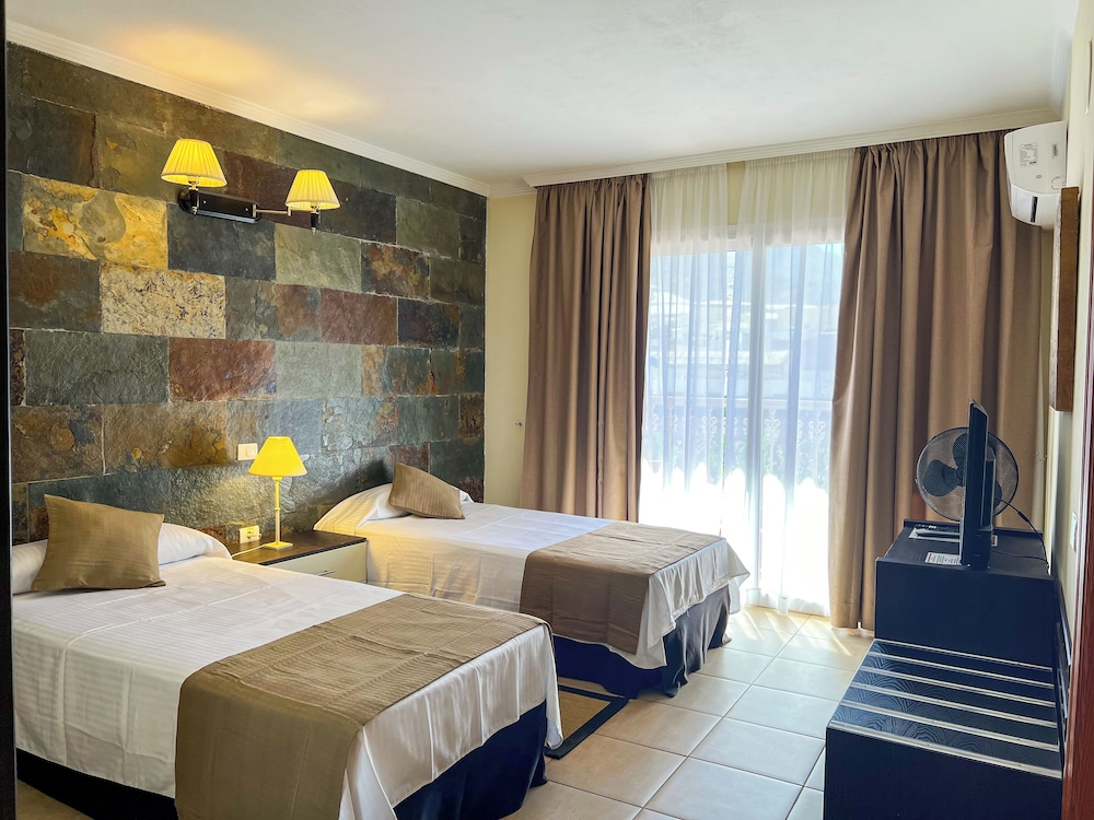Family Suite, 1 Bedroom (2 Adults + 2 Children) - Photo 3
