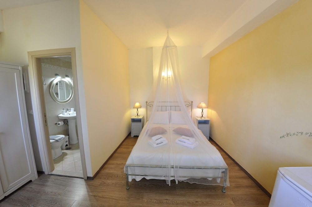 Double Room (A3, A4, D2) photo 3