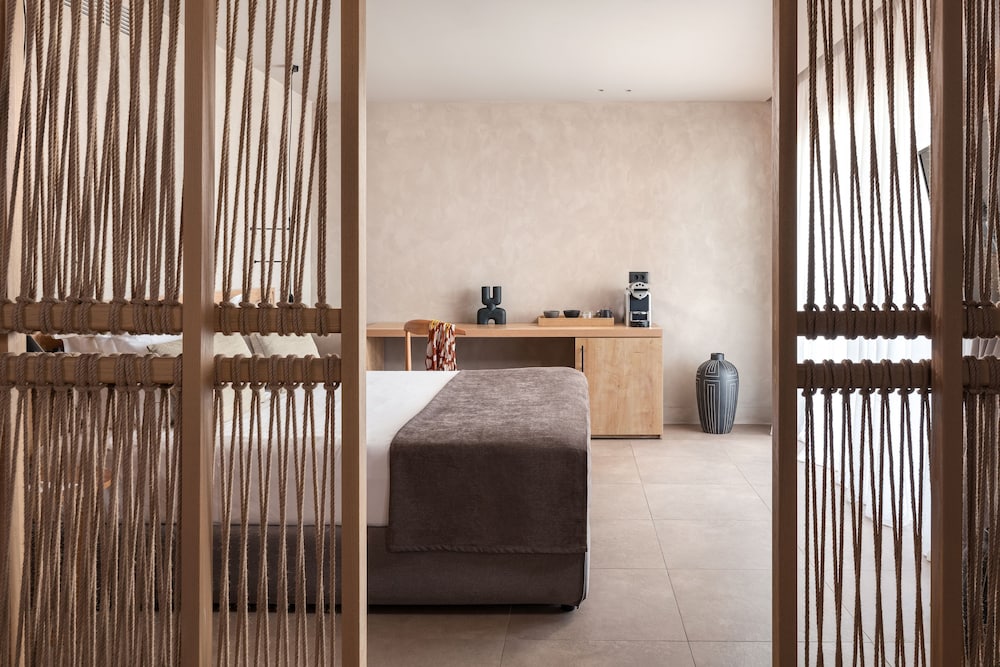 Helea Suite with Swim Up Pool