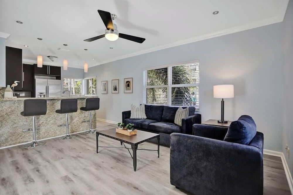 Classic Single Room, 1 Queen Bed with Sofa bed, Patio (Hendrick 4)