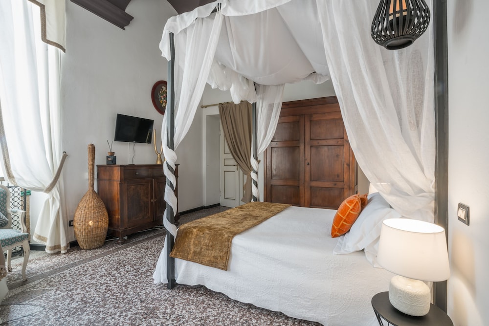 Deluxe Double Room (Mary Shelley)