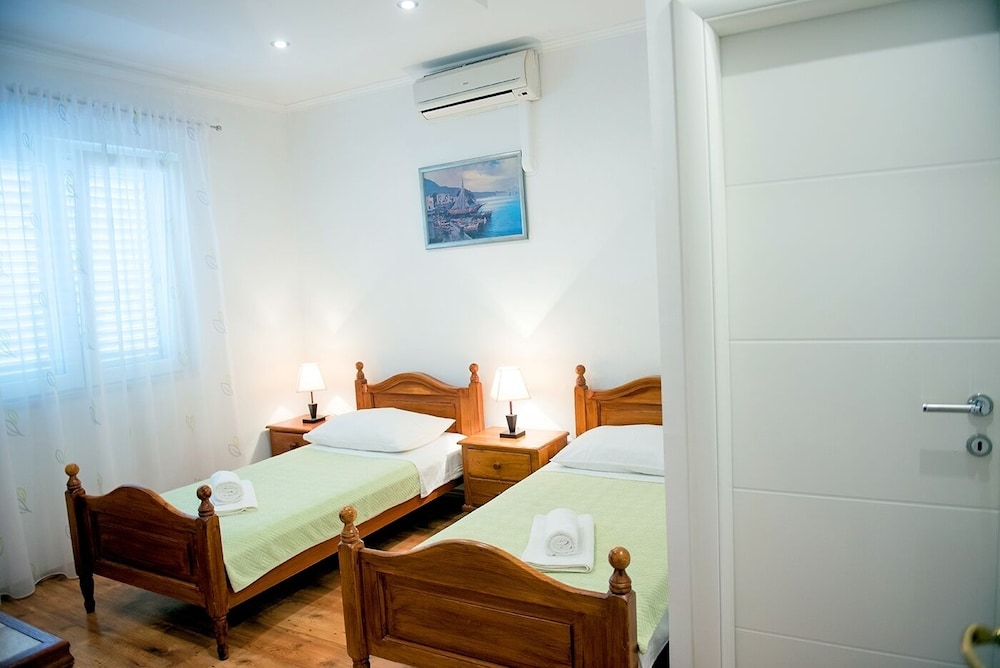 Apartment (Robi - 50m From Beach - R3(2))