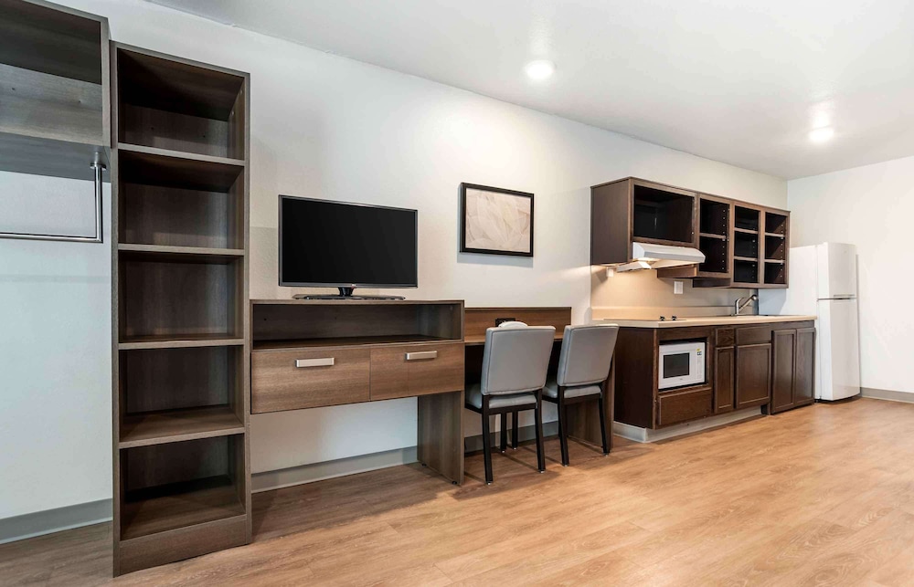 Standard Studio, 2 Queen Beds, Non Smoking, Refrigerator & Microwave photo 3