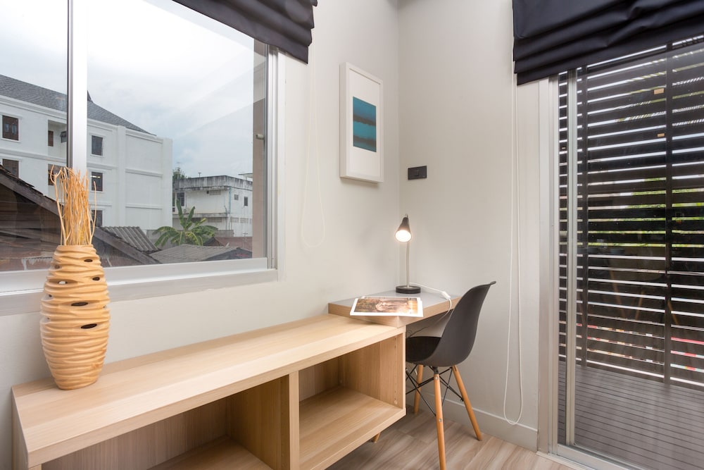 One Bedroom Balcony Apartment - Photo 6