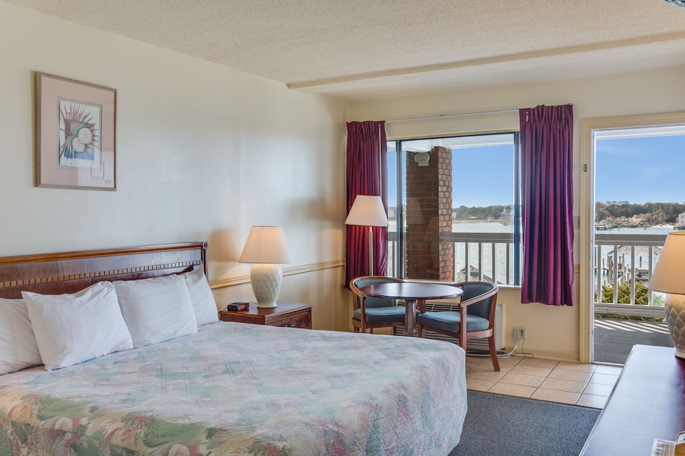 Basic Single Room, 1 King Bed, Harbor View photo 1