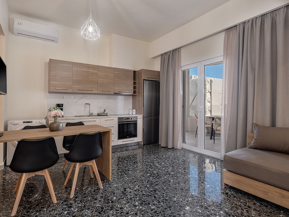 Family Suite with Balcony - Photo 15