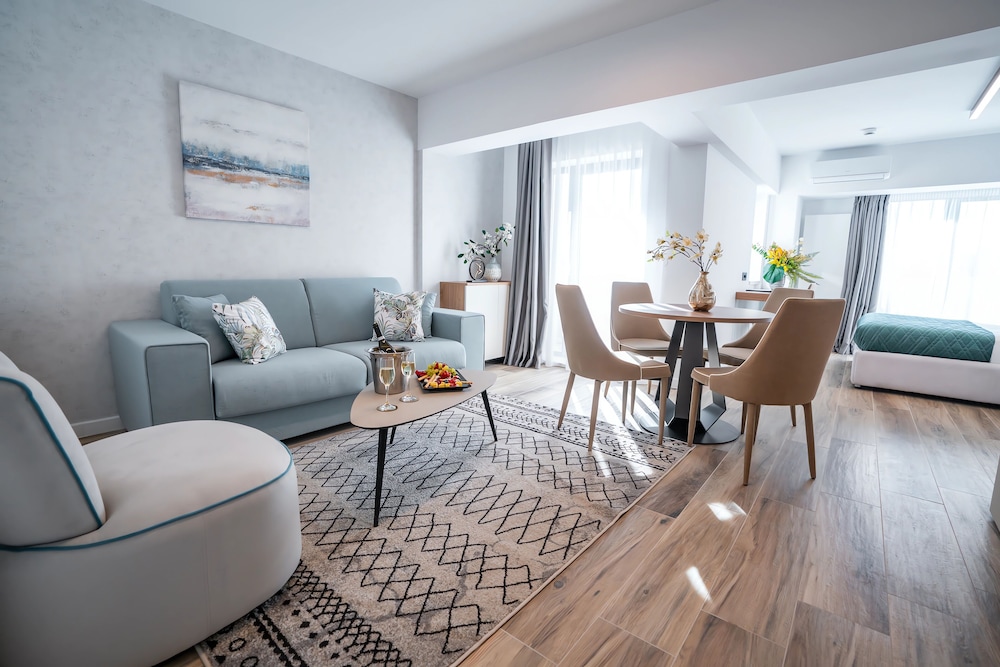 Luxury Studio, 1 Queen Bed With Sofa Bed, City View