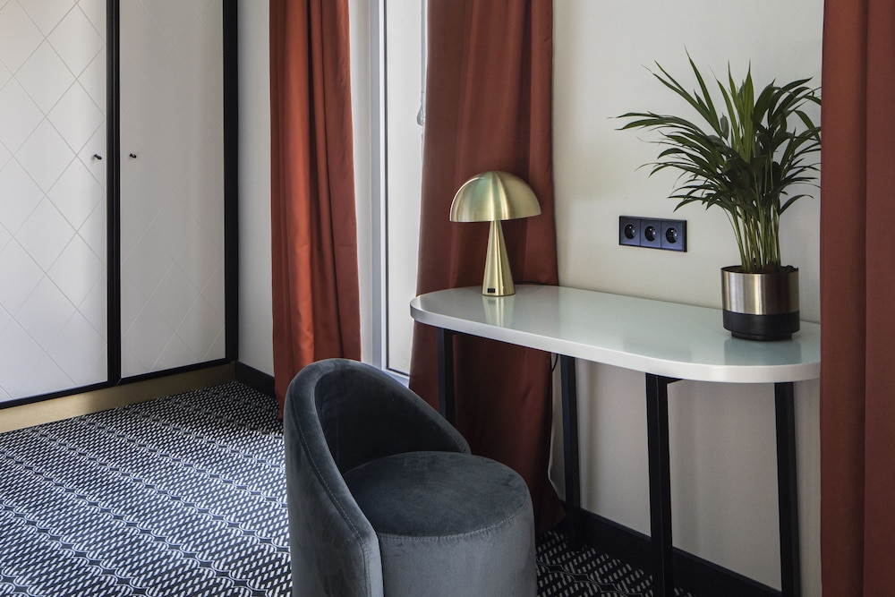 Junior Suite, 1 King Bed, Non Smoking (Twin bed on request;with Sofabed) - Photo 5