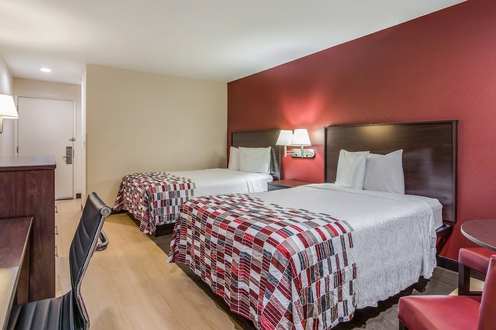 Standard Room, 2 Queen Beds (Smoke Free) photo 2