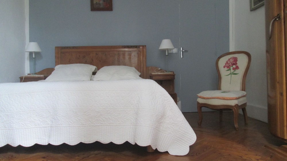 Double Room, 1 King Bed (Floral) photo 2