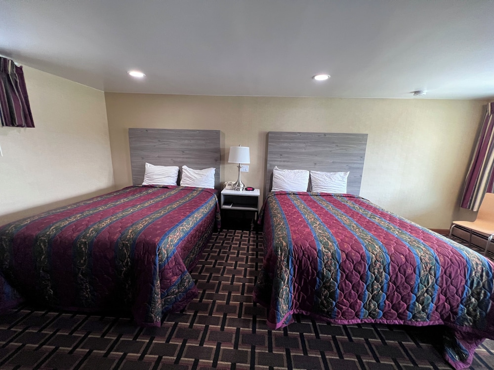 Room, 2 Queen Beds photo 3