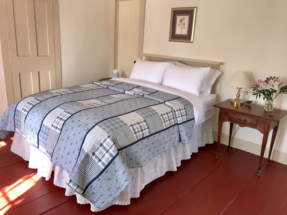Room 2-ONE Queen Bed and Twin bed with Private Bath photo 2