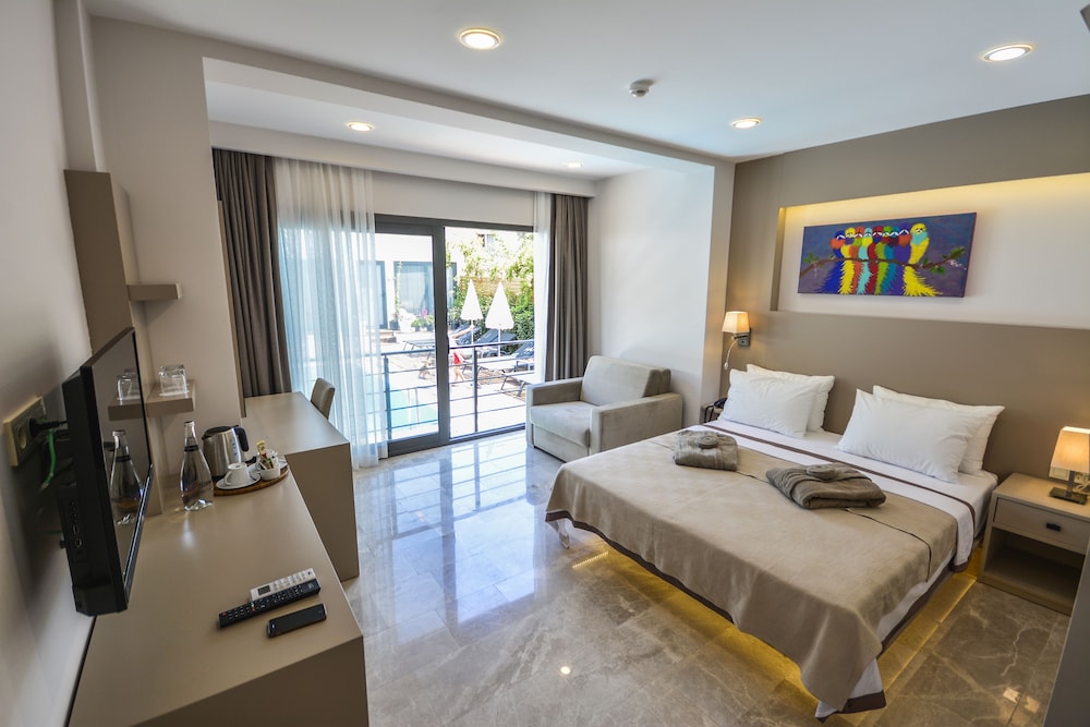 Deluxe Room, Pool View photo 1