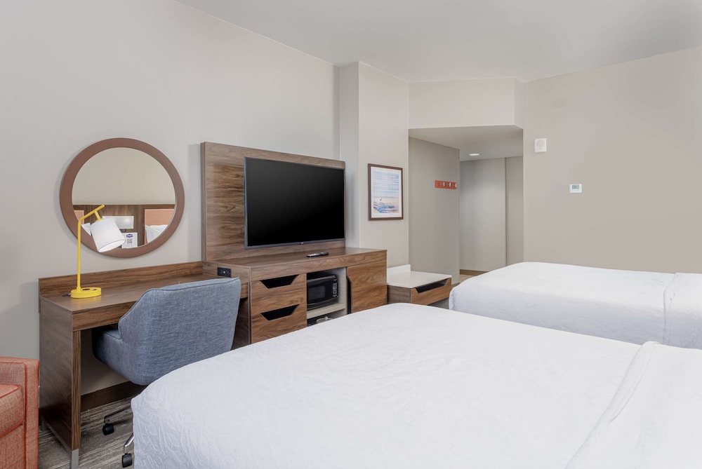 2 Queen beds, balcony, no beach view - Photo 4