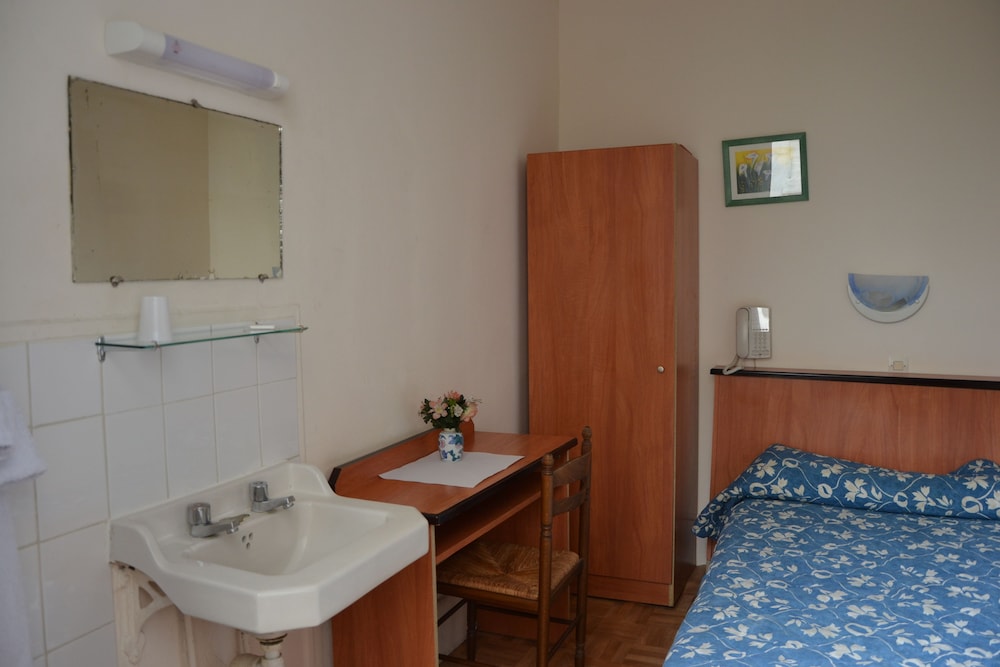Single Room, Shared Bathroom photo 2