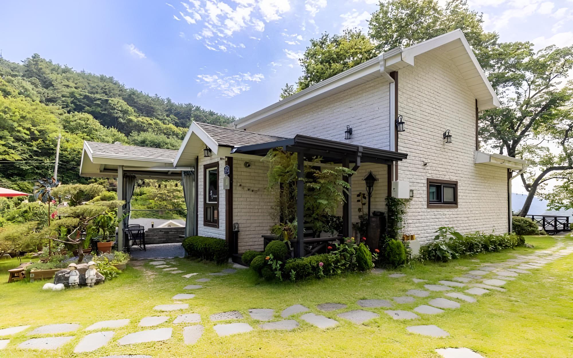 Room (Full House (Unshared House))