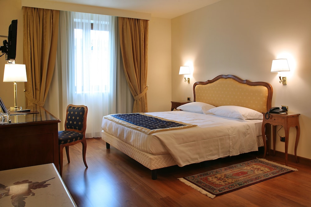 Deluxe Double Room Single Use - Photo 3