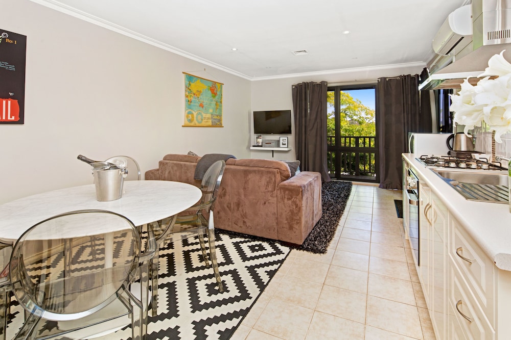 Junior Apartment, 1 Queen Bed, Non Smoking, Kitchenette photo 3