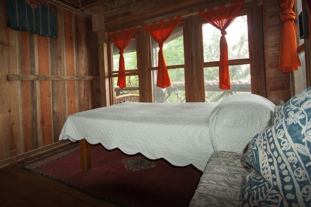 Basic Room, 1 Queen Bed, Ocean View photo 2
