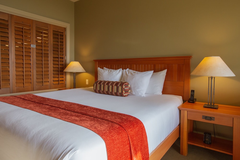 Deluxe Room, 1 King Bed, Beachside photo 2