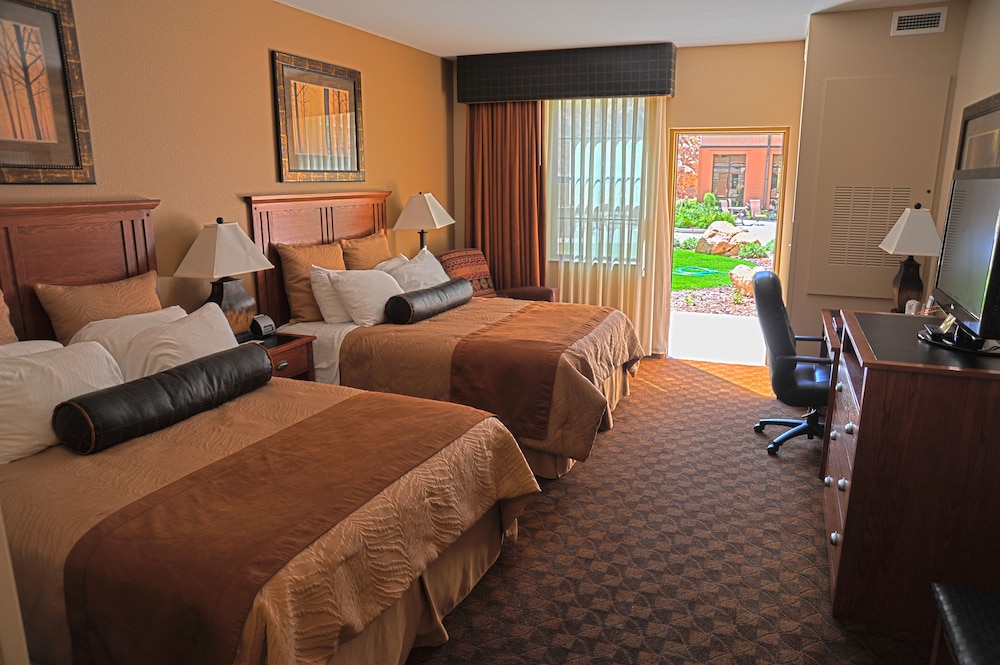 Superior Room, 2 Queen Beds (Double Queen Walkout)