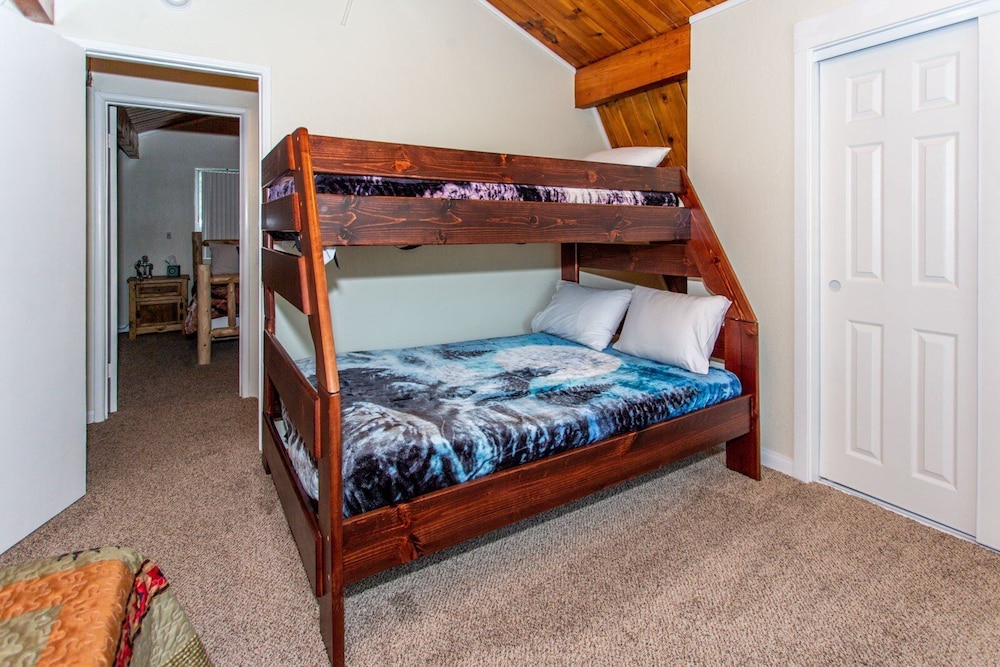 House, Multiple Beds, Patio, Mountain View photo 3