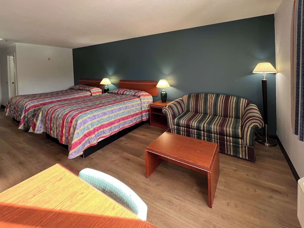 Standard Room, 2 Queen Beds, Non Smoking, Refrigerator & Microwave - Photo 8