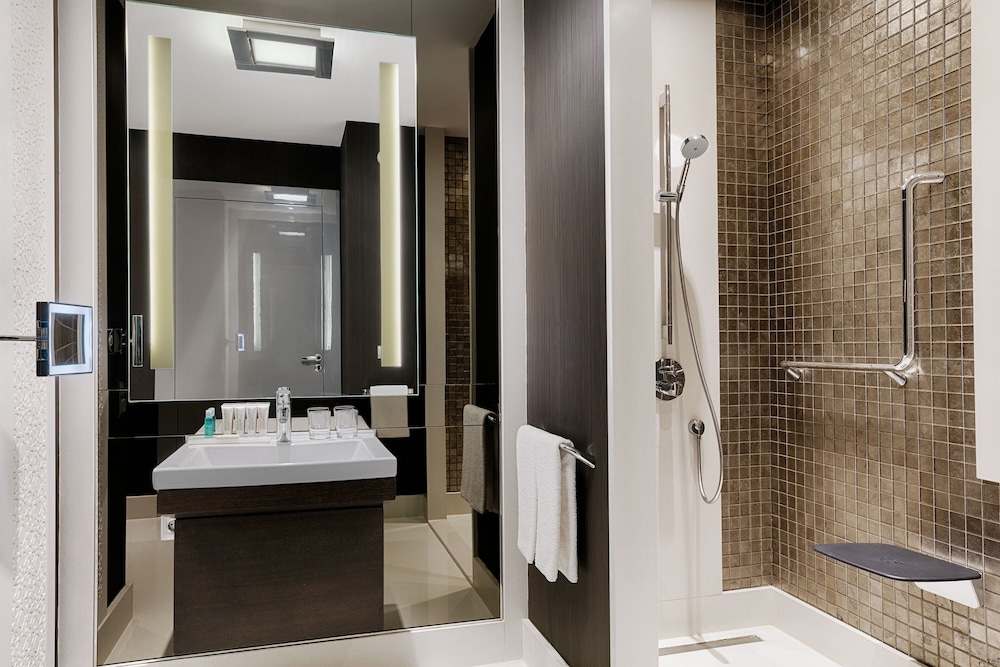 Deluxe Guest room, 1 King, City view