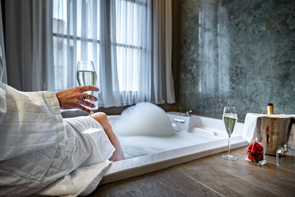 Executive Suite (Jacuzzi) - Photo 25