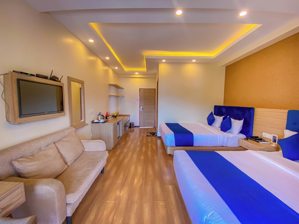 Family Room, Lake View - Photo 4